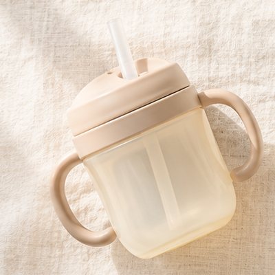 両手ハンドル付きのストローマグ